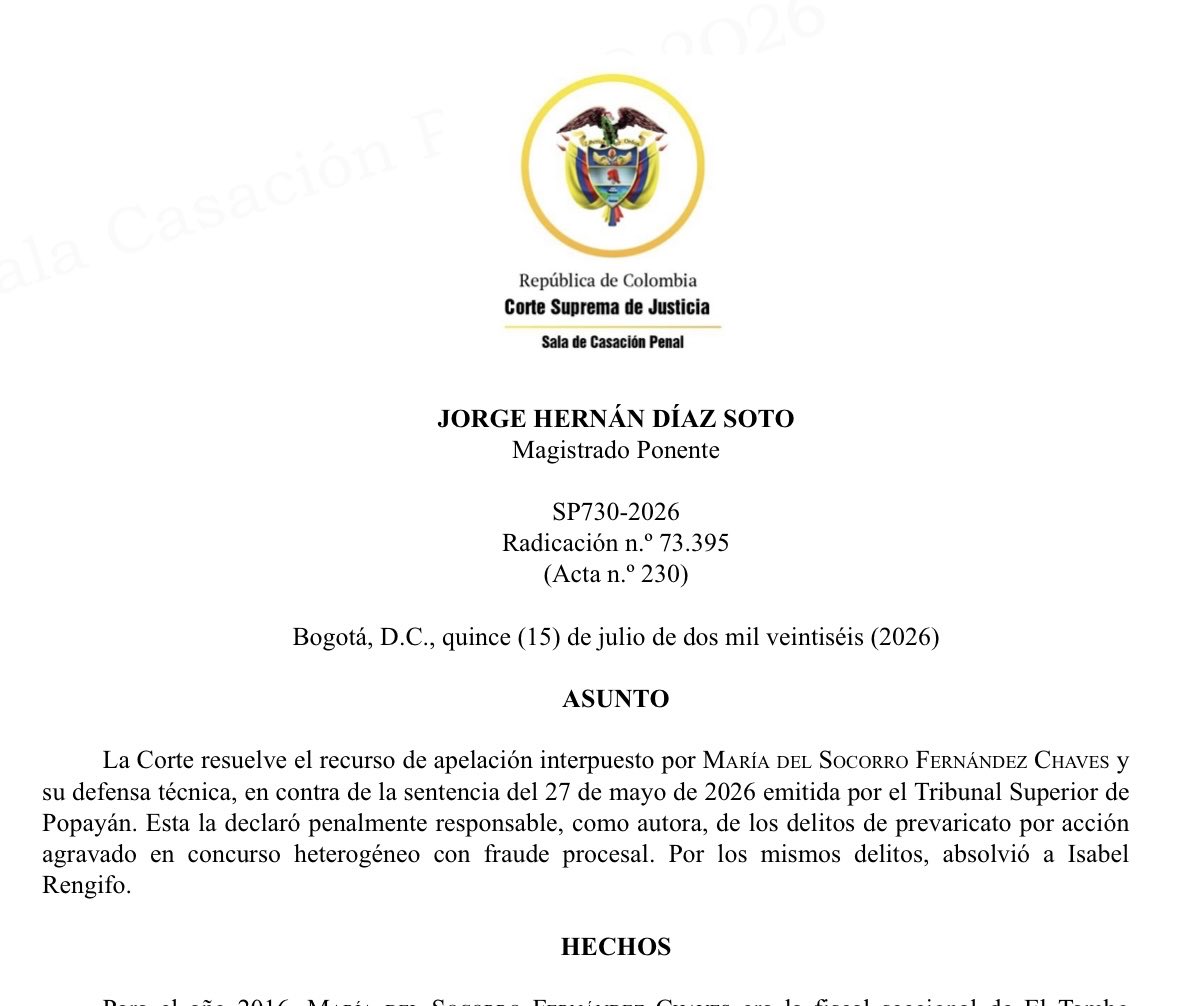luisjimenezro's tweet photo. De imputar a imputada

Les recomiendo la lectura de la sentencia SP730-2026, radicado 73.395, con ponencia del magistrado Jorge Hernán Díaz Soto. 

En ella, la Sala Penal de la Corte Suprema confirmó la condena de una fiscal por prevaricato por acción, al formular una imputación sin respaldo en los elementos de juicio que tenía a su disposición.

A mi juicio, estamos ante un caso que va más allá de lo que, en el argot coloquial, se llamaría “inflar la imputación de cargos”. La fiscal puso a decir a la evidencia lo que esta no decía para sostener una imputación con unos hechos jurídicamente relevantes que carecían de respaldo en elementos de juicio.

Esta decisión nos lleva a una reflexión: los fiscales deben tener presente que su actuación se rige por los principios de objetividad y transparencia. No pueden actuar a espaldas de la evidencia, tergiversarla ni forzarla para sustentar una imputación. 

Los elementos materiales probatorios deben permitir construir una inferencia razonable sobre la ocurrencia de unos hechos y la posible participación del investigado. Si no la permiten, el fiscal debe proceder conforme a la ley: archivar cuando corresponda; solicitar la preclusión si se configura una de sus causales; o continuar investigando cuando aún existan diligencias pertinentes por realizar.

Lo que no puede hacer es construir hechos jurídicamente relevantes que no encuentran sustento en los elementos de juicio. Cuando la evidencia apunta en una dirección y el fiscal, para formular cargos, se tapa los ojos frente a ella, termina proyectando una imputación sin respaldo en medios suasorios. 

En ese momento se aparta de su rol de servidor público y puede entrar en el terreno de lo delictivo, como ocurrió en este caso, en el que la Corte confirmó la condena por prevaricato por acción.
