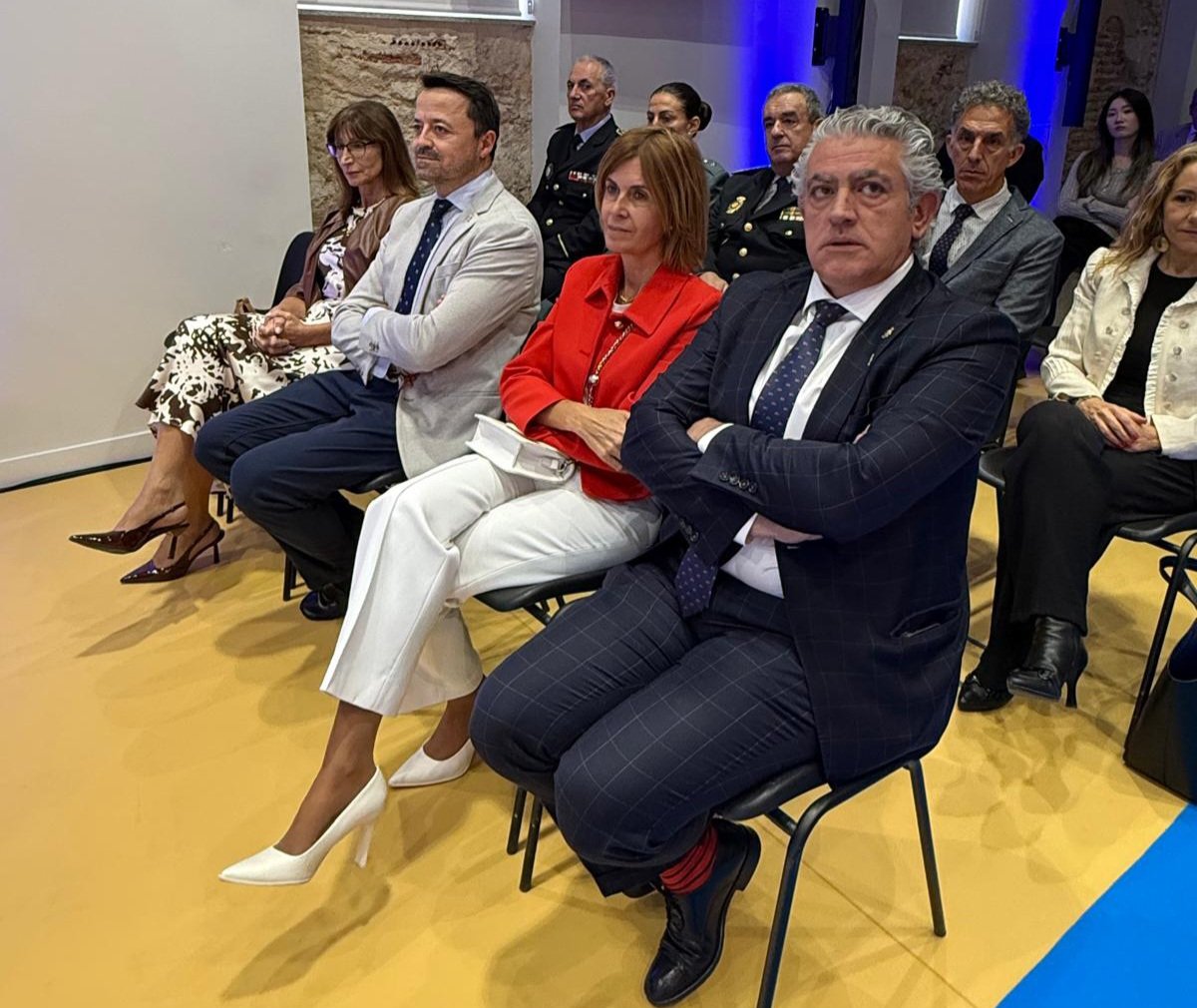 DipuSG's tweet photo. 👩‍🎓 La @IEuniversity  ha inaugurado hoy un nuevo curso en el que una vez más 54 alumnos de la provincia estudiarán en el centro becados por la Diputación.
Los vicepresidentes han asistido al acto oficial de apertura. https://t.co/RTeoDHIXpD