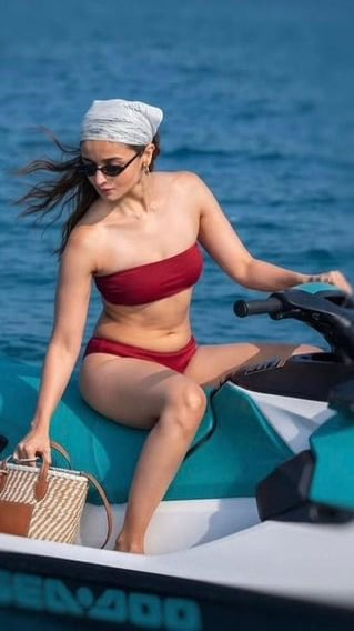 Beesbz5's tweet photo. Alia Bhatt enjoying her vacation 🔥🔥 https://t.co/EKtqP8kmZQ