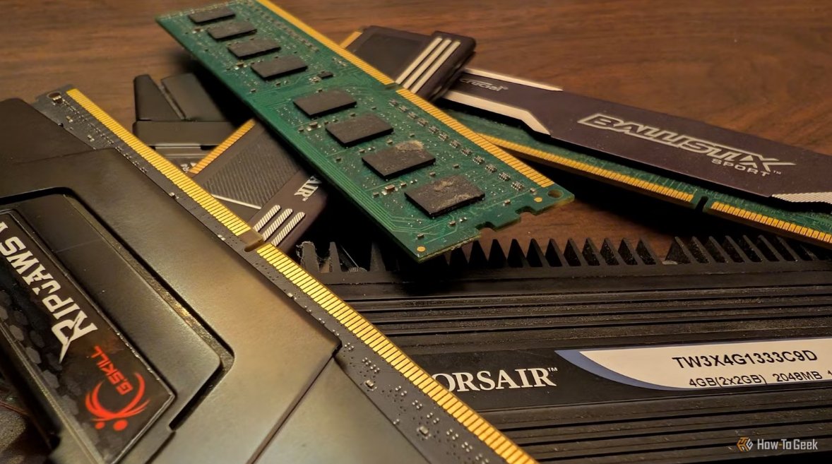MichaelCarrzna's tweet photo. Memory up, the chip index down. Micron +4% to $1,088. SOX −1.2%. Meta, Qualcomm, and SK Hynix each down more than 2%. Samsung guided third-quarter operating profit to about 107.4 trillion won, nearly eight times last year.

#MU #SOXX https://t.co/Pzru9wARvT