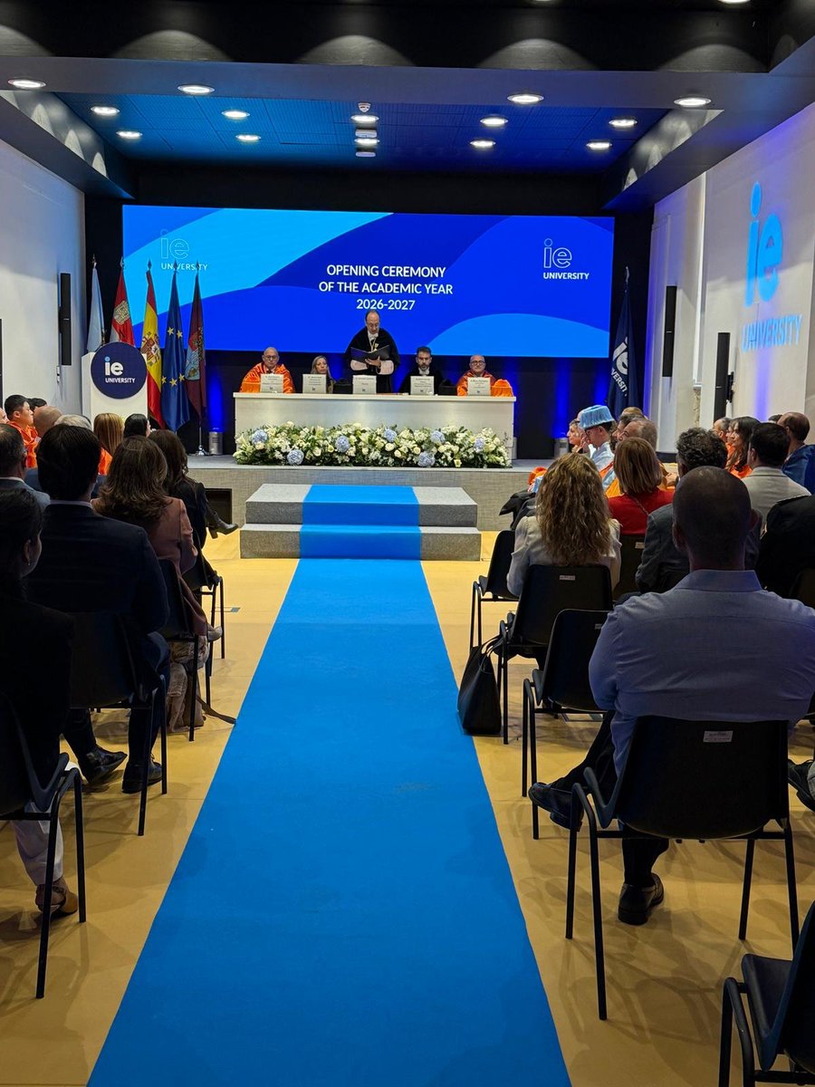 DipuSG's tweet photo. 👩‍🎓 La @IEuniversity  ha inaugurado hoy un nuevo curso en el que una vez más 54 alumnos de la provincia estudiarán en el centro becados por la Diputación.
Los vicepresidentes han asistido al acto oficial de apertura. https://t.co/RTeoDHIXpD