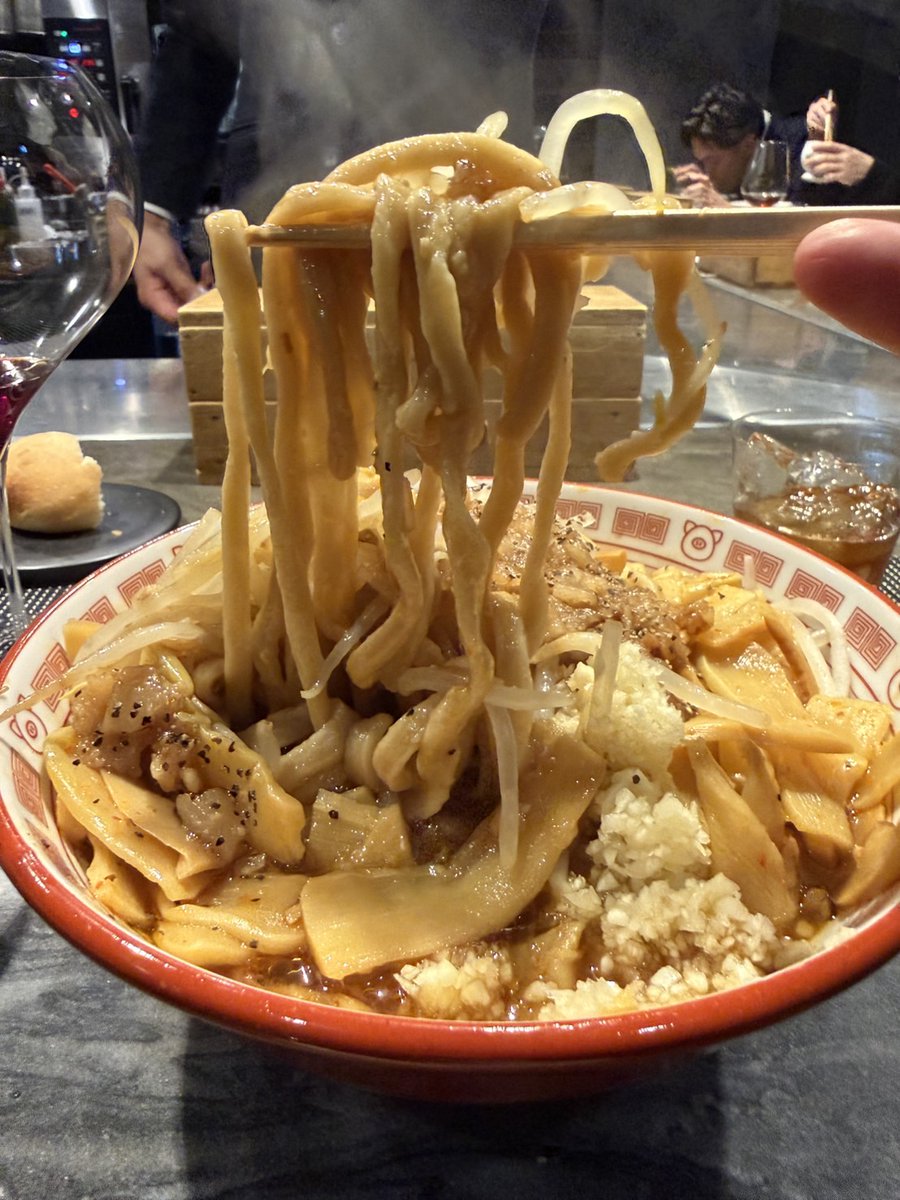 asanolawoffice's tweet photo. 弁護士14年、一番炎上したラーメン二郎の話を…

以前、ラーメン二郎で「ロットを乱した」として客が店主から追い出されたというニュースがあった。

そのYahoo!ニュースのコメント欄で、私は法律家としてこんな趣旨のコメントをした。

「飲食店と客の間にも契約は成立する。店側のルールを事前に理解して入店したのであれば、口頭での合意でも契約は成立し得る。ルールを守らなかった客側にも、一定の非があるのではないか」

もちろん、店主の対応がすべて正しいと言いたかったわけではない。

あくまで双方の立場を踏まえ、中立的に法律論を述べたつもりだった。

ところが、これが大炎上。

「客を追い出していいのか」
「そんなことを言う弁護士がいるのか」
批判が殺到し、事務所の公式サイトへのアクセスは普段の約100倍に。

14年間、いろんな事件を扱ってきたけれど、まさかラーメンの食べ方についてのコメントが最大の炎上になるとは思わなかった。

今でも二郎を食べるたびに、あの炎上を思い出す。

ただ、今でも疑問は残っている。

お金を払った客は、自分のペースで食べる自由があるのか。

それとも、店のルールを理解して入った以上、それを守るべきなのか。

みなさんはどう思いますか？
