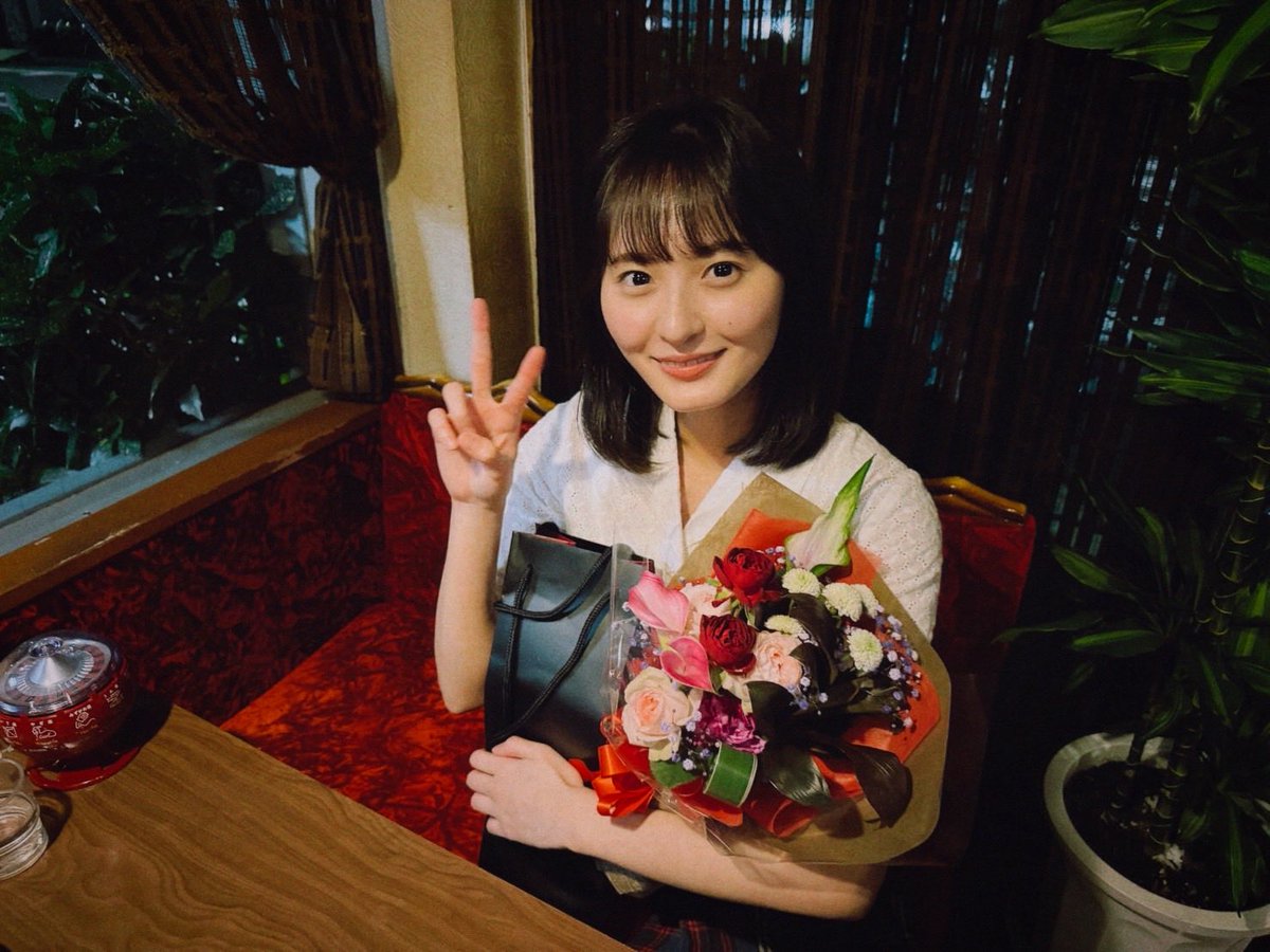 nogizaka46's tweet photo. 本日10月8日(木)22:00〜の
フジテレビ系SPドラマ
「 #きんつくろい -金繕い- 」に
#遠藤さくら が出演します🥃🌸

切なくも温かいラブストーリーです🥲

さくが演じる若かりし頃の薫ちゃんも
見守っていただけたら嬉しいです☺️！

TVerでリアルタイム配信もしますので
ぜひ、ご覧ください🪑✨

https://t.co/uayCnHDSBb

#乃木坂46