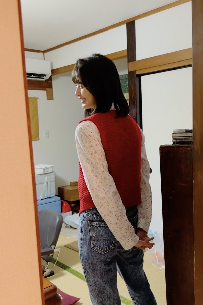 nogizaka46's tweet photo. 本日10月8日(木)22:00〜の
フジテレビ系SPドラマ
「 #きんつくろい -金繕い- 」に
#遠藤さくら が出演します🥃🌸

切なくも温かいラブストーリーです🥲

さくが演じる若かりし頃の薫ちゃんも
見守っていただけたら嬉しいです☺️！

TVerでリアルタイム配信もしますので
ぜひ、ご覧ください🪑✨

https://t.co/uayCnHDSBb

#乃木坂46