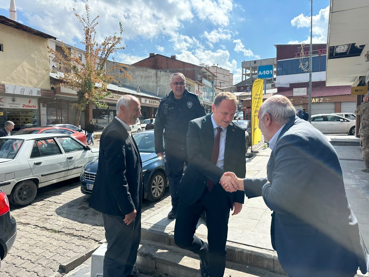 Bulank_Kymklk's tweet photo. 📍Esnaf Ziyareti

Kaymakamımız Sayın Ömer Övünç KOŞANSU; İlçe Emniyet Müdürümüz Engin ARLİ ve İlçe Jandarma Komutanı Emrah KAYA ile birlikte esnaflarımızı ziyaret ettiler. Esnaf ziyaretleri esnasında karşılaştığı vatandaşlarımızla da hal hatır eden kaymakamımız esnaflarımızla sohbet edip hayırlı kazançlar diledi.