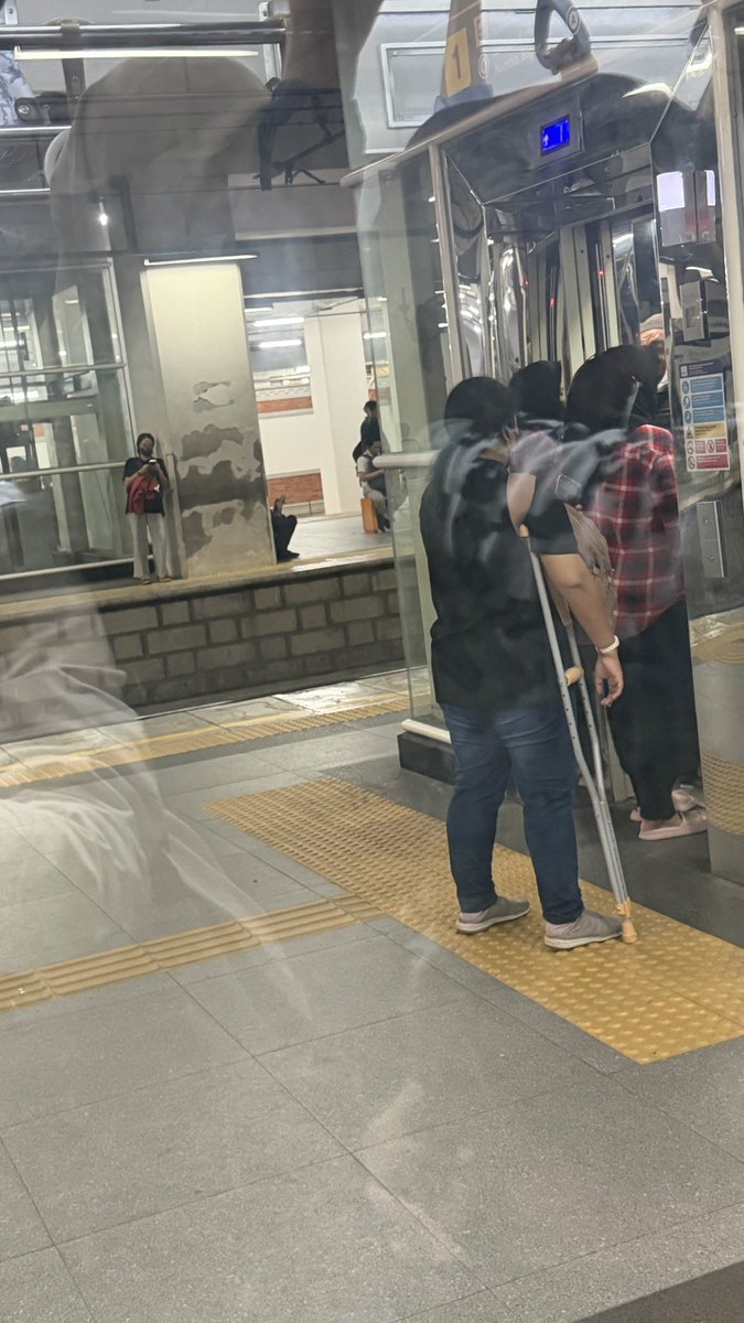 jaedarls's tweet photo. ini lift fungsinya gimana sih? @CommuterLine masa yang lagi pake tongkat ngga di proritasin 😭 ok krl clueless tp kasian bgt kakak ini 🙂 aku liat ampe akhir, dia akhirnya naik lift setelahnya

📍stasiun manggari https://t.co/1KHtw9zcTU