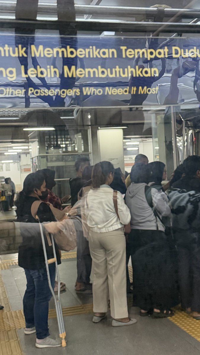 jaedarls's tweet photo. ini lift fungsinya gimana sih? @CommuterLine masa yang lagi pake tongkat ngga di proritasin 😭 ok krl clueless tp kasian bgt kakak ini 🙂 aku liat ampe akhir, dia akhirnya naik lift setelahnya

📍stasiun manggari https://t.co/1KHtw9zcTU