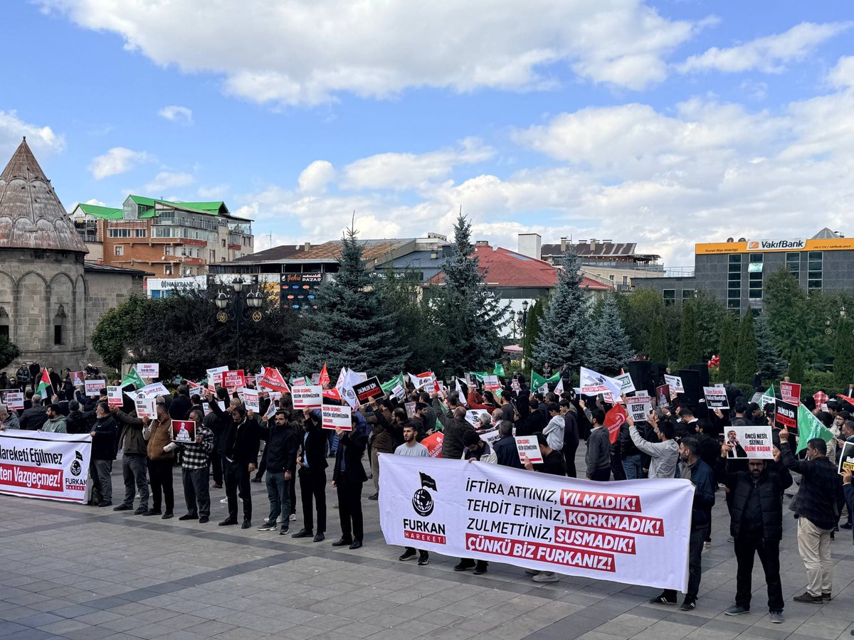 frknhrkti's tweet photo. Erzurum Meydanlarında Adalet Çağrısı! 

Alparslan Kuytul Hocaefendi'nin görüş günü vesilesiyle Erzurum'a giden Furkan Hareketi mensupları basın açıklaması gerçekleştirdi. 

Talimat Bitsin ADALET GELSİN!

#YargıEliyleZulüm
AlparslanHocaya Ozgürlük https://t.co/tjfmwCefAw