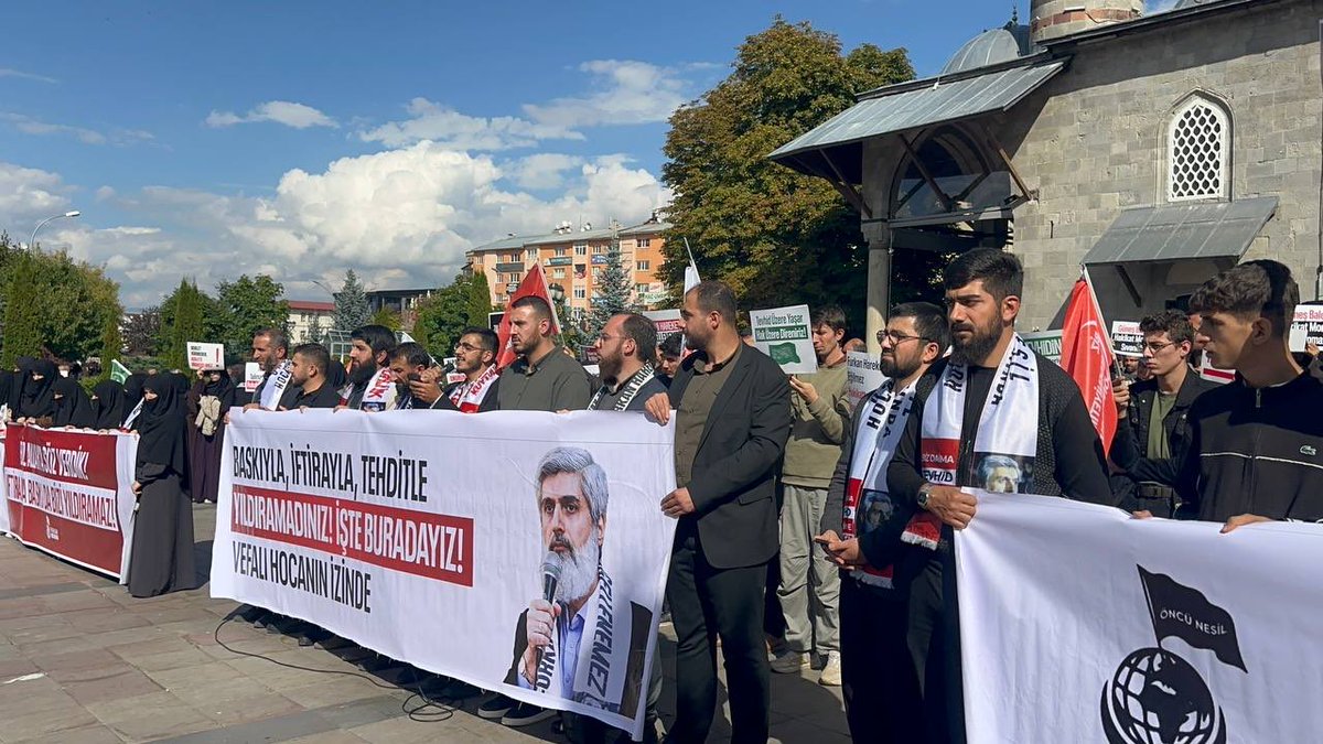 frknhrkti's tweet photo. Erzurum Meydanlarında Adalet Çağrısı! 

Alparslan Kuytul Hocaefendi'nin görüş günü vesilesiyle Erzurum'a giden Furkan Hareketi mensupları basın açıklaması gerçekleştirdi. 

Talimat Bitsin ADALET GELSİN!

#YargıEliyleZulüm
AlparslanHocaya Ozgürlük https://t.co/tjfmwCefAw
