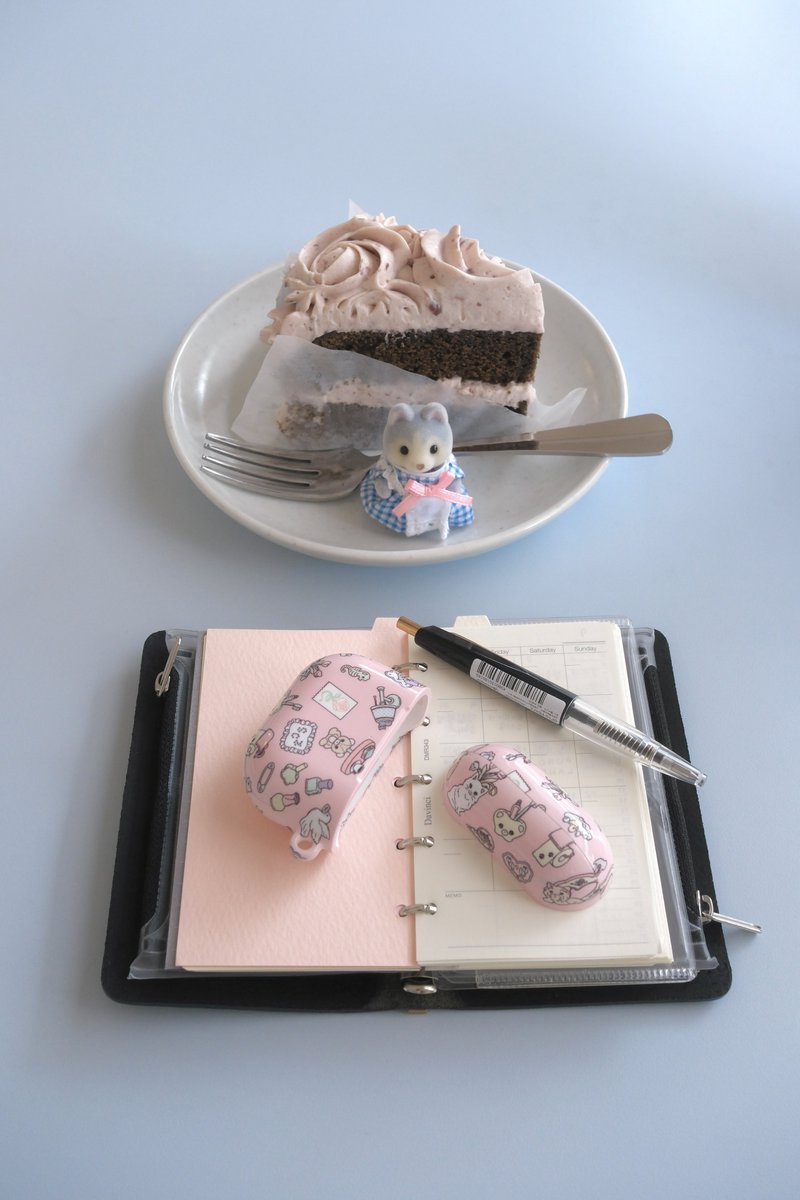 scrapzip's tweet photo. SCRAPZIP 🏠 AirPods &amp; iPhone Case
⋰˚☆ My Little Home AirPods Case - Pink / White

마지막 날입니다! 시간 유의하여 구매 부탁드립니다 (＾ω＾) https://t.co/S4JPqX0sVX