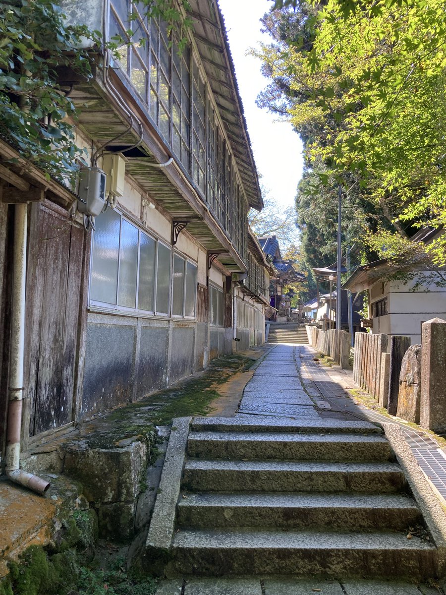 takomiyamiya's tweet photo. 帰りに妙見さんに寄った。ここは北摂の小学校の定番遠足スポットだったけど。ケーブルカーとリフトが営業終了したから子供の賑わいが消えてた。星嶺は外壁リフォーム中でした。 https://t.co/8Vv68tnECV