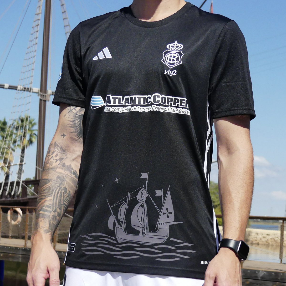 recreoficial's tweet photo. Una camiseta 𝒆𝒔𝒑𝒆𝒄𝒊𝒂𝒍 para un día 𝒉𝒊𝒔𝒕𝒐́𝒓𝒊𝒄𝒐 🇪🇸 🤍💙

Nuestra camiseta conmemorativa por el Día de la Hispanidad 😍 https://t.co/YChdbX0mLe