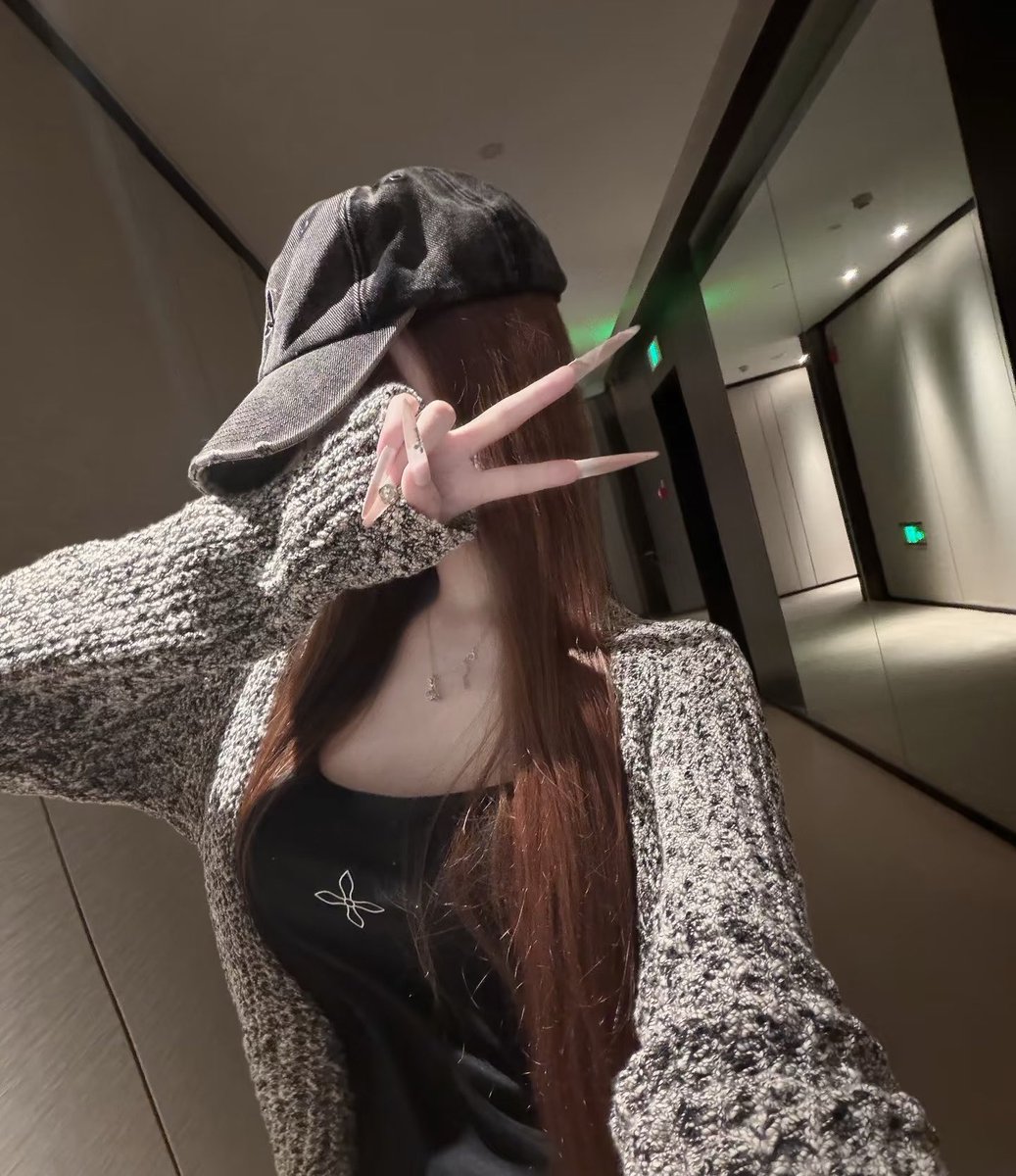 HortonPhilpl's tweet photo. 秀一下今日ootd 和我新做的美甲叭嘿嘿😜 https://t.co/6BKkf9C5PU