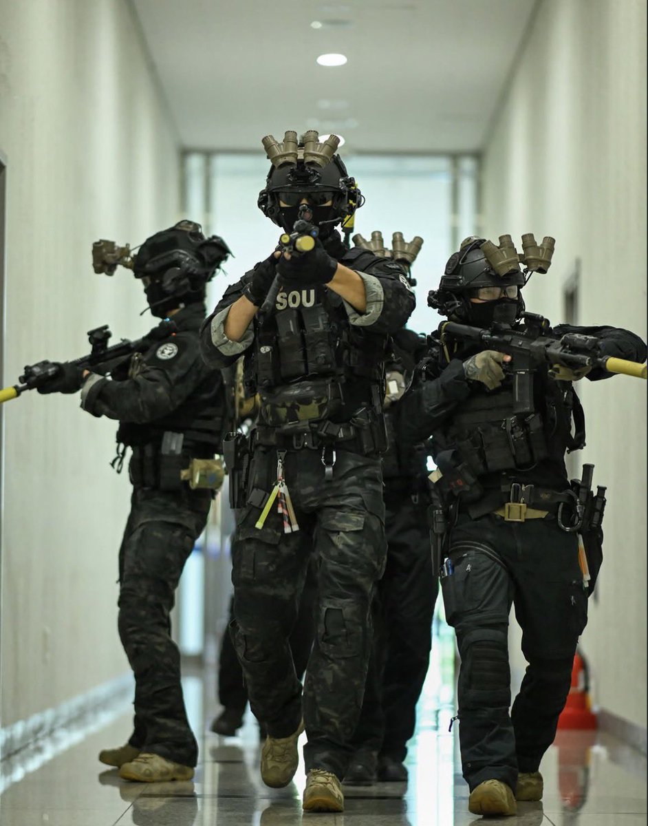 ROKA707D's tweet photo. "大韓民国を護るために今日もトレーニングを欠かさない" 韓国警察SOU。 https://t.co/F5Lki0gNov