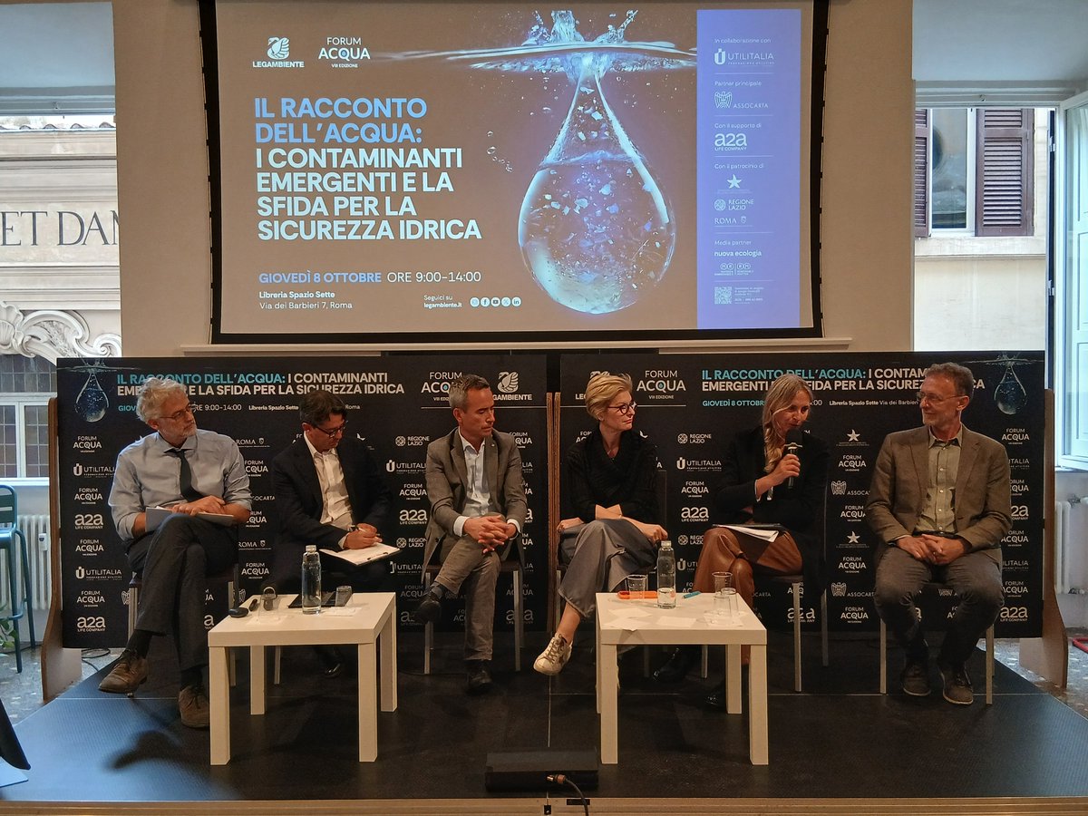 UTILITALIA's tweet photo. Nel corso del Forum Acqua di @Legambiente Barbara Marinali, vicepresidente vicario di #Utilitalia e Monica Manto, coordinatore del Consiglio direttivo Acqua della Federazione, hanno affrontato una delle sfide più complesse e urgenti per il futuro del servizio idrico e la tutela della salute pubblica: i contaminanti emergenti.

Dai #PFAS alle microplastiche, dai residui farmaceutici ai pesticidi, oggi è chiaro che quantità e qualità dell’acqua sono sfide complementari. Non basta garantire che l’acqua ci sia: deve essere sicura, protetta e gestita con una visione di lungo periodo.

Per affrontare questa trasformazione serve un cambio di paradigma lungo l’intero ciclo idrico, che punti sulla prevenzione dell’inquinamento alla fonte, su un quadro normativo più coerente, sul rafforzamento delle competenze e dei sistemi di monitoraggio e su investimenti economicamente sostenibili, anche attraverso la piena applicazione della Responsabilità Estesa del Produttore.

Andrea Minutolo, @StefanoCiafani
