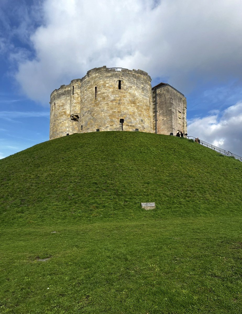 LauraAKarim's tweet photo. #WarsoftheRoses

OTD in 1453 - The Royal Council commanded the Earls of Salisbury & Northumberland to cease their feuding in Yorkshire in the King’s name. An order both earls ignored, knowing there would be no consequence from disobeying, with  #HenryVI incapacitated & his authority in tatters.

In May 1453 the Earl of Northumberland’s second son, Thomas Percy, Lord Egremont was recruiting heavily in Yorkshire & distributing his livery. He, his father Northumberland & elder brother Henry Percy, Lord Poynings, had previously been involved in a violent dispute with the Archbishop of York, which they had ultimately lost due to royal intervention. 

In August 1453 Egremont  started a new feud with the Nevilles. He was angered by the marriage between Salisbury’s second son Thomas Neville & Maud Stanhope, which would see Wressle Castle (a property the Percies believed should be theirs) pass to the Nevilles. He launched an attack on the wedding party at Heworth near York with over 700 men. No-one was killed, but the audacity of the ambush ensured that reprisals would follow.

The bridegroom’s younger brother John led the Neville retaliation. He raided Egremont’s house at Catton & caused severe damage to the furniture, windows & roof. 

John & Thomas Neville were joined at Topcliffe where the Nevilles & Percies fought one another in October 1453 by their father, the Earl of Salisbury, & their older brother the Earl of Warwick (the Kingmaker.) Egremont was likewise reinforced by his father Northumberland & his brother Poynings. 

In May 1454 Egremont & his men broke into Salisbury’s house in York & attacked his tenants. A further decisive armed confrontation followed in October 1454 near Stamford Bridge, resulting in victory for the Nevilles & the capture & imprisonment of Lord Egremont. 

The escalating feud demonstrated the collapse in royal authority, with Henry VI unable to fulfill even the most basic function of a medieval King of England,
keeping the peace between his subjects.
It was also a factor in helping persuade the Nevilles Earls of Warwick & Salisbury to support the Duke of York against the King. York imprisoned Egremont in 1454 & the Yorkists would then kill his father the 2nd Earl of Northumberland at the first Battle of St Albans on 22 May 1455. 

Egremont was killed fighting for the Lancastrians at the Battle of Northampton in July 1460. His elder brother by then 3rd Earl of Northumberland met the same fate at the Battle of Towton in March 1461.

Thomas Neville died alongside his father the Earl of Salisbury & the Duke of York at the Battle of Wakefield in December 1460. 

John Neville became his brother Warwick’s key lieutenant during the reign of #EdwardIV. He played a lead role in subduing Lancastrian resistance in the north & was elevated to the peerage as Earl of Northumberland in place of the Percies. He was incensed by Edward’s decision to restore the earldom to the Percies in 1470 & dissatisfied with his consolation title of ‘Marquess of Montagu’ & newly granted estates in the south west which he referred to as ‘a magpie’s nest’.’ He died fighting at Warwick’s side against Edward at the Battle of Barnet in April 1471.