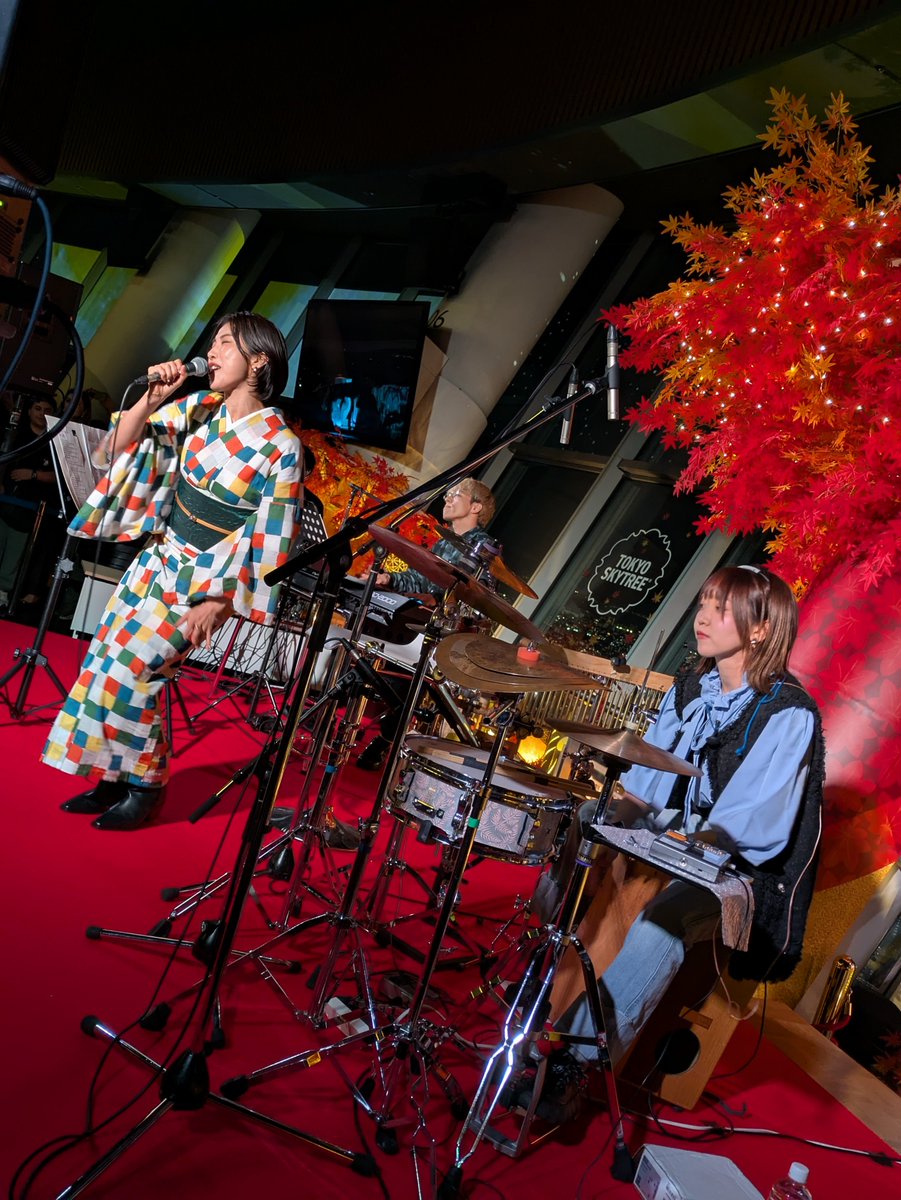 kotatti510's tweet photo. 2026.10.8
Jazz in the Moon Night
@ 東京スカイツリー天望デッキフロア350

あすかさんを観にスカイツリーへ！🗼秋の楽しみの一つ🎶
あすかさんやっぱりかわいいしカッコいい！
JILLEさん歌も凄いけど相変わらずMC面白い👍
八谷さんの🎹も素敵だった！
22日も楽しみ！

#JILLE
#八谷晃生
#山下あすか https://t.co/on5xRJ8apW