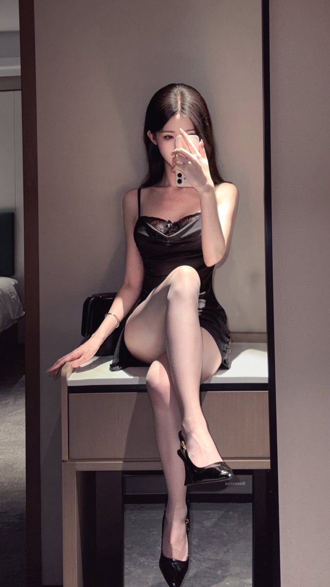 Sunnythreewater's tweet photo. 他妈的为什么那么多胸大臀翘腰细有川字肌肚脐眼还是竖着长的？我上科技都做不不出来 https://t.co/vp9kRjIhSe