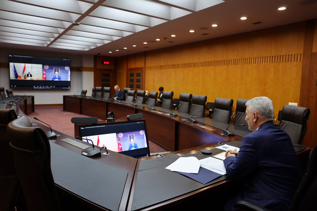 omerbolatTR's tweet photo. Bugün, Macaristan’da yeni kurulan Peter Magyar Hükümeti’nde Ekonomi ve Enerji Bakanı olarak görev yapan değerli meslektaşım ve muhatabım Macaristan Ekonomi ve Enerji Bakanı Sayın István Kapitány ile çevrimiçi bir toplantı gerçekleştirdik.
 
Toplantıda; göreve yeni başlayan değerli muhatabıma yeni görevinde başarılar diledikten sonra, ikili ticari ve ekonomik işbirliğimizin dününü ve bugününü değerlendirdik. Devamında, ikili ticari ve ekonomik ilişkilerimizi daha da geliştirmek adına gelecekte neler yapacağımıza dair plan ve programlarımızı ele aldık.
 
İlave olarak karşılıklı yatırımlar, müteahhitlik ve teknik müşavirlik hizmetleri, savunma sanayi, enerji, bankacılık, turizm, ulaştırma ve lojistik sektörlerinde iş birliğimizi daha da derinleştirmek adına kapsamlı görüş alışverişinde bulunduk ve karayolu taşımacılarımızın geçiş belgesi sayılarının artırılması; vize ve çalışma izinleri; Gümrük Birliği’nin güncellenmesi, Made in EU ve AB ile ilgili diğer konuları görüştük.
 
2025 yılında tarihsel olarak 5,15 milyar dolar ile en yüksek seviyeye ulaşan ikili ticaret hacmimizi, liderlerimizin belirlediği 10 milyar dolarlık ticaret hacmine ulaştırmak için ortak irade ve kararlılığımızı bir kez daha teyit ettik.
 
Ülkemizin Orta ve Doğu Avrupa’daki en önemli dost ve müttefiklerinden Macaristan ile ilişkilerimizi karşılıklı fayda ilkesi çerçevesinde daha da üst seviyelere çıkarma konusunda Ticaret Bakanlığı olarak üzerimize düşeni yapmaya hazır olduğumuzu değerli muhatabımıza ilettik ve özellikle AB konularında Macaristan’ın mevcut desteğinin sürmesi yönündeki beklentimizi bir kez daha yeniledik.
 
Macaristan ile ülkemiz arasında var olan dostluğu ve stratejik ortaklığı bugün olduğu gibi, gelecekte de daha da güçlendirmeyi hedefliyoruz.
