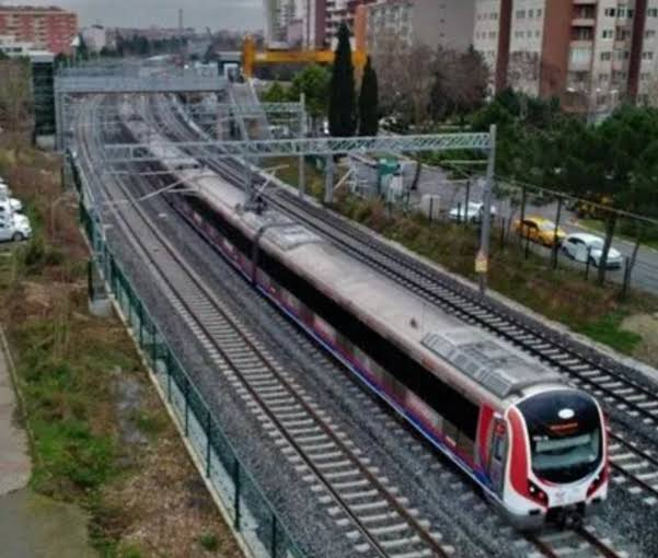 yusufalabarda's tweet photo. Kayıkçı kavgalarının içinde zaman geçiren bir toplum olmaya son derece meyyaliz. Dedikodu programlarının çokça izlendiği, iç siyasette sözün şehvetinin her yeri ve herkesi kasıp kavurduğu bir ülke...

Ama birde enerjiden ulaştırmaya ilmek ilmek geleceği dokuyan bir akıl var.

2002 yılında Türkiye genelinde sadece 282 km olan kent içi raylı sistem 2026 yılında 1054 km ulaşmış. 

Yerel yönetimler mevzuatı suistimal edilmese, yerel yönetimler popülizme kurban edilerek iş kapısı haline getirlmese ve bütçeleri bu türden projelere harcansaydı bugün bu rakam 2500 km olabilirdi.

"Keşke ile fakat evlenmiş meğer diye çocukları olmuş"

Geçen geçmiş...

Ama hala geç kalmış sayılmayız.

Sorun yasal düzenlemede değil sadece ama bu yerel yönetim paradigması ile daha fazla yola devam ederek evlatlarımızın geleceğinden çalamayız.