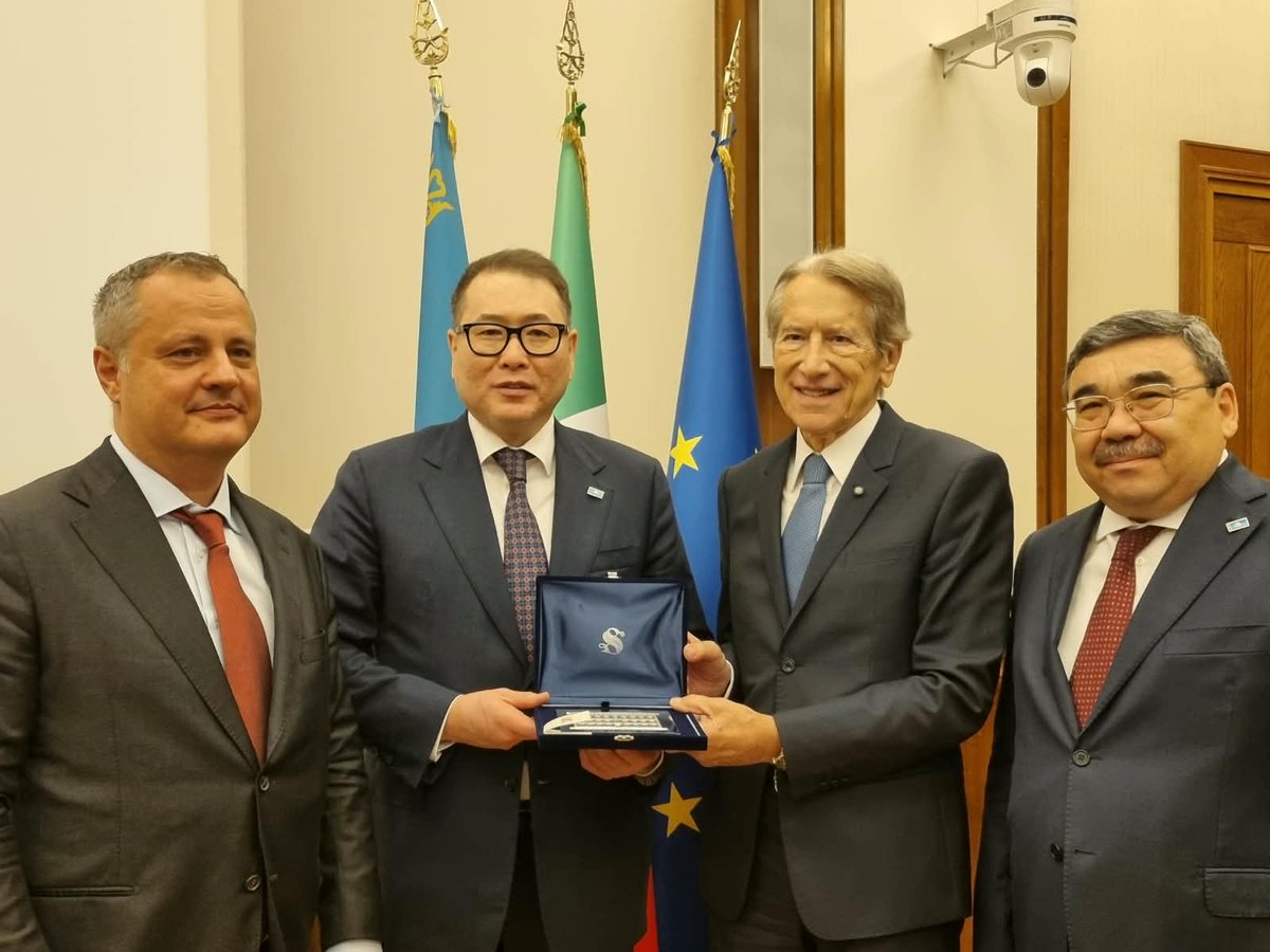 GiulioTerzi's tweet photo. Un piacere aver promosso e ospitato questa mattina al Senato, a Palazzo Carpegna, l’incontro tra il Ministro del Commercio e dell'Integrazione della Repubblica del Kazakistan, Arman Shakkaliyev, in visita in Italia, e una delegazione di rappresentanti istituzionali, diplomatici ed esponenti del mondo economico italiano e kazako. Si è parlato a lungo della cooperazione bilaterale sempre più salda, nonché delle ampie prospettive di crescita tra i nostri due Paesi e non solo, anche tra l’UE e la regione dell’Asia Centrale.
Un ringraziamento speciale va all’Associazione per il Commercio Italo-Kazako ACIK, rappresentata dal Presidente Marco Beretta e dalla Vicepresidente Elisabetta Lanfranchi. Il dialogo di oggi, alla presenza anche dell’Ambasciatore kazako in Italia S.E. Yerbolat Sembayev e dell’Ambasciatore italiano in Kazakistan, collegato da remoto, S.E. Antonello De Riu. Numerose le riflessioni emerse in merito ai settori più strategici per Italia e Kazakistan su cui concentrare gli investimenti, dall’industria meccanica all’energia, dalle infrastrutture alla connettività. Spunti emersi uniti da un filo conduttore comune: la fiducia nella stabilità dei rapporti tra i nostri paesi, la determinazione concreta di mettere a terra progetti e iniziative comuni. Tra questi, è stata più volte ricordata l’importanza del Trans-Caspian International Transport Route, il cosiddetto Middle Corridor che unirà l’intera regione dell’Asia centrale con l’Europa.
@FratellidItalia @FDI_Parlamento @fdieuropa @KZEmbassyIT @SembayevY @A_Shakkaliyev @italyinkz @nazione_futura @vocedelpatriota @SecolodItalia1 @GlobalCRL