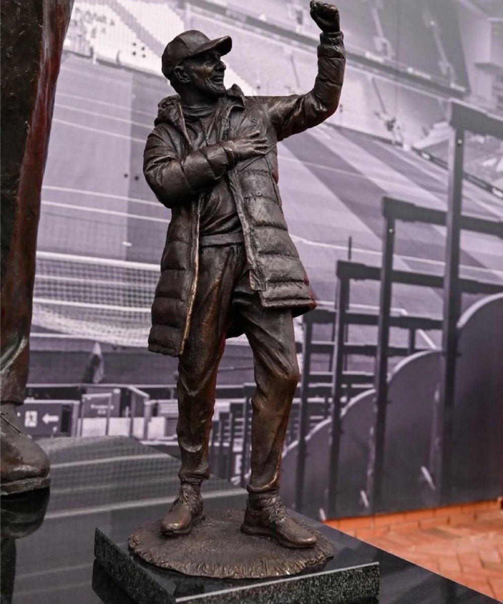 AnfieldEdition's tweet photo. A closer look at the brand new Jurgen Klopp bronze statue at the LFC Museum at Anfield. https://t.co/FXefsiX65S