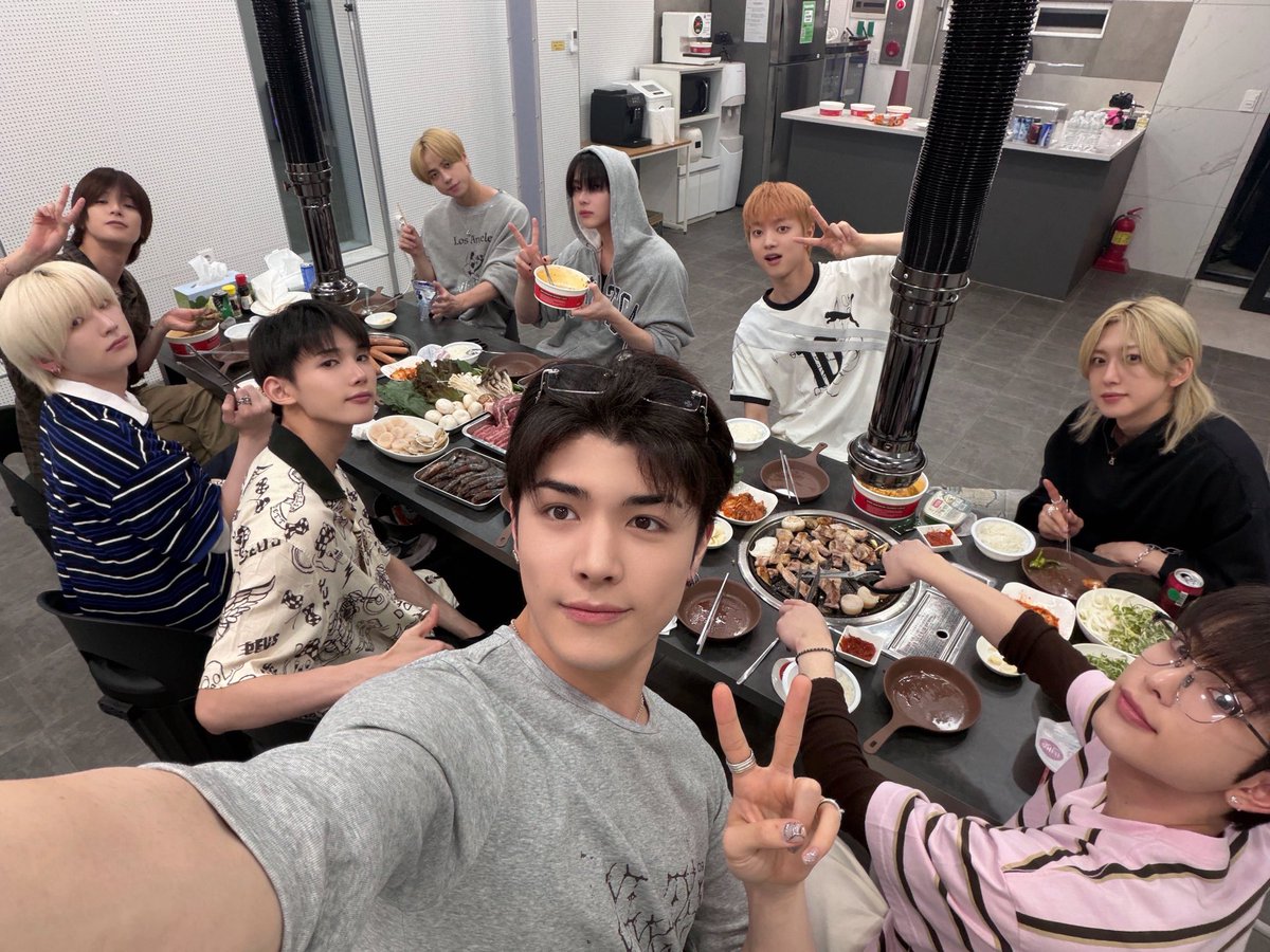 ANDTEAM_BR's tweet photo. 📸 | WEVERSE #MAKI 

“ &amp;família 🫶🏼🫶🏼”

#andTEAM #앤팀 #andTEAM_MAKI https://t.co/3dIN4Wt8FF