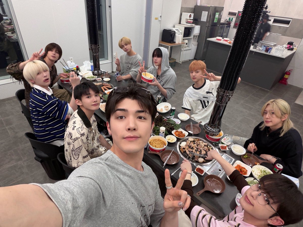 ANDTEAM_BR's tweet photo. 📸 | WEVERSE #MAKI 

“ &amp;família 🫶🏼🫶🏼”

#andTEAM #앤팀 #andTEAM_MAKI https://t.co/3dIN4Wt8FF