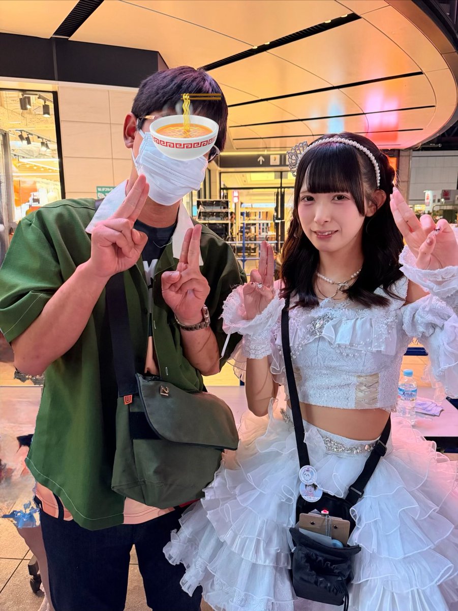 yama_hiroto's tweet photo. もくもくアイドルNight
み「りるさんに話しかけてもらえたの！」
り「みのあちゃんにブロマイドもらったの！」
テンション爆上がりのおふたり
ふたりがご飯行ったら聖地巡礼しないと
#みのあのみ
#きゅるりる https://t.co/QgJ0OqZwCM