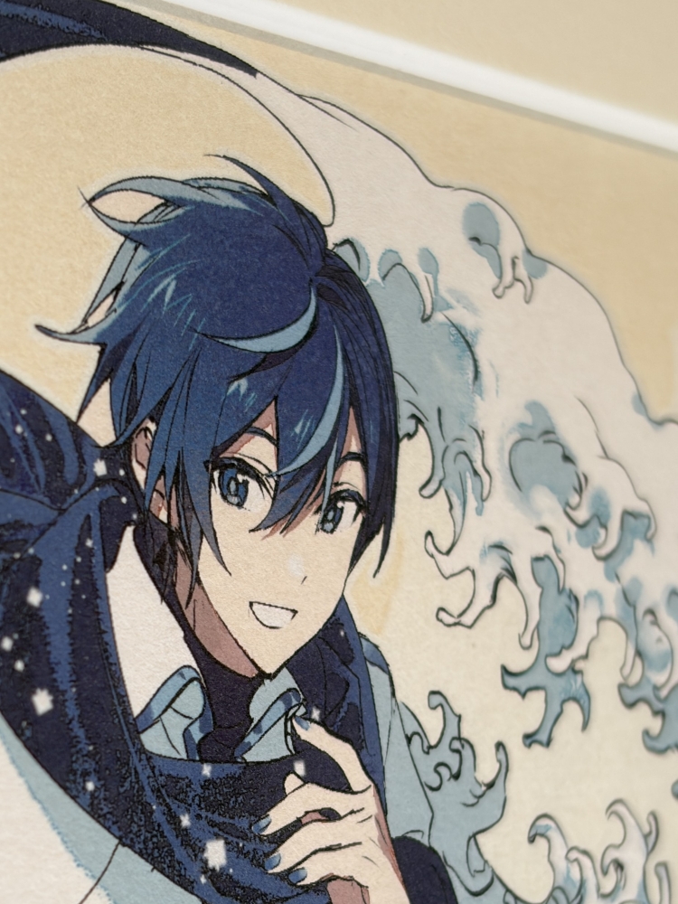 PrintingMuseumT's tweet photo. 印刷博物館ミニ展示「Polaris －時代を超えた アイコンと絵師－」

【第1章】呼応する眼差し
■葛飾北斎×KAITO (富嶽三十六景 神奈川沖浪裏)
2026
Rella
インクジェットプリント

葛飾北斎×初音ミクと同様に「神奈川沖浪裏」を着想源としたKAITOの描き下ろし作品。力強い波のうねりと、凛としたKAITOの佇まいがマッチした作品です。北斎の「青」の表現とあわせてご注目ください。

会期：2026年9月19日(土)〜2027年1月11日(月・祝)
会場：印刷博物館B1プロローグ

皆様のご来場をお待ちしております

#北斎ミク展 #KAITO #Rella
