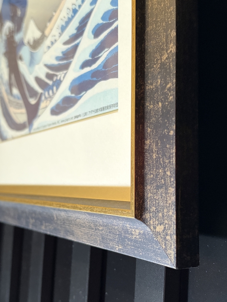 PrintingMuseumT's tweet photo. 印刷博物館ミニ展示「Polaris －時代を超えた アイコンと絵師－」

【第1章】呼応する眼差し
■葛飾北斎×KAITO (富嶽三十六景 神奈川沖浪裏)
2026
Rella
インクジェットプリント

葛飾北斎×初音ミクと同様に「神奈川沖浪裏」を着想源としたKAITOの描き下ろし作品。力強い波のうねりと、凛としたKAITOの佇まいがマッチした作品です。北斎の「青」の表現とあわせてご注目ください。

会期：2026年9月19日(土)〜2027年1月11日(月・祝)
会場：印刷博物館B1プロローグ

皆様のご来場をお待ちしております

#北斎ミク展 #KAITO #Rella