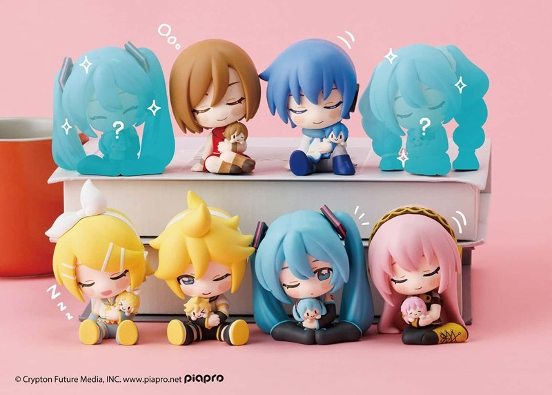 pj_sekai_check's tweet photo. ピアプロキャラクターズが肩にちょこんと乗るかわいいフィギュアに✨

【PERIHAPI! 肩ズンHug. ピアプロキャラクターズ BOX】

2027年3月31日発売予定

駿河屋で予約開始！25％OFF
https://t.co/yCGXrEHwHt https://t.co/pdilCuUVZG