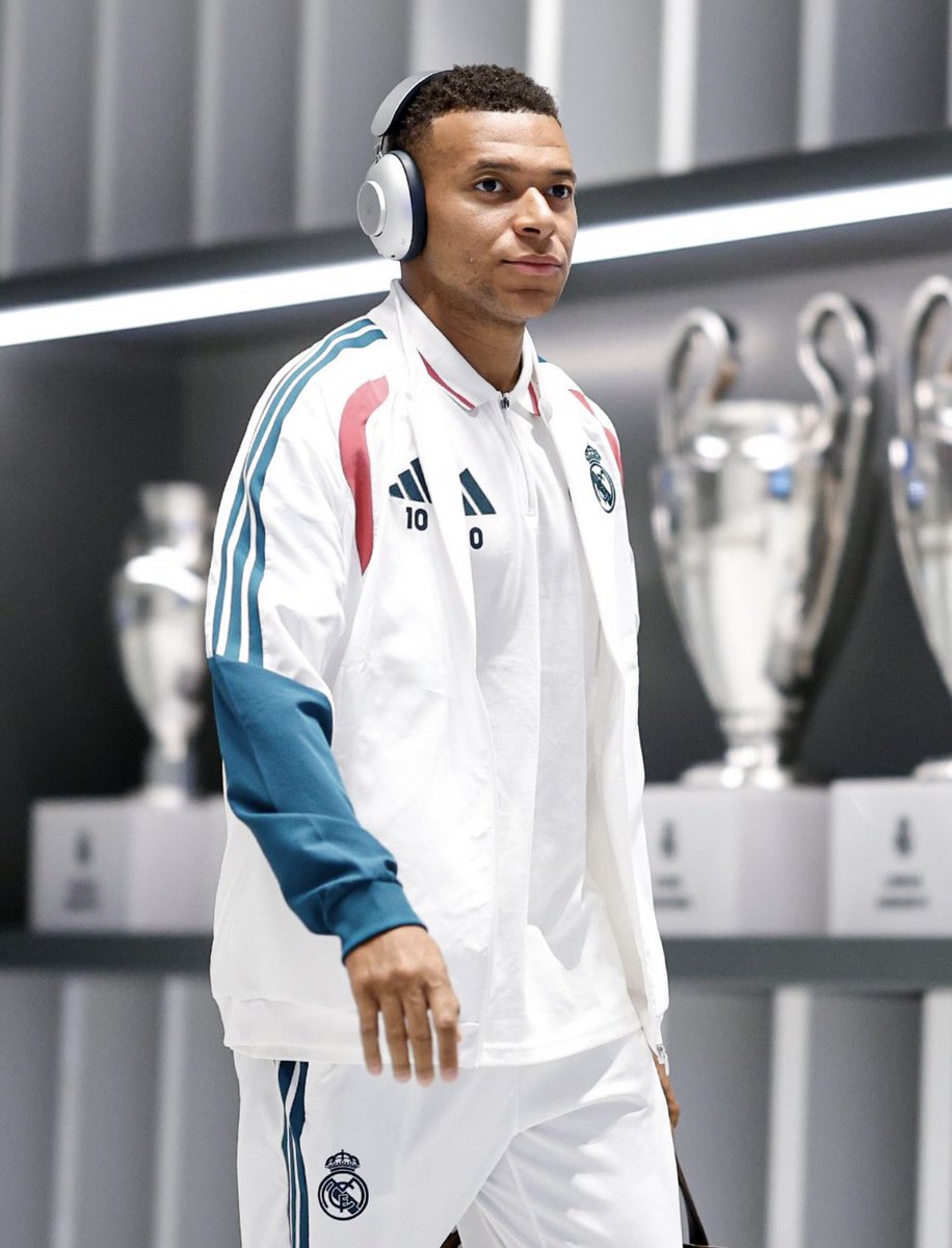 futebol_info's tweet photo. 🚨 Jornal francês L'Équipe revela insatisfação do Real Madrid com comportamento de Mbappé

Mesmo com 8 gols em 8 jogos, o astro francês incomoda o clube fora de campo.

Uma noitada em Paris e um post pedalando na Suíça durante a recuperação de uma lesão no joelho foram os episódios mais recentes que irritaram o Real.

Segundo o jornal, Mbappé ainda não compreendeu o comportamento esperado no clube: "Ele está sendo muito mal aconselhado".

A obsessão pela BOLA DE OURO também não é bem vista. O jogador aborda o tema com frequência e se envolveu em uma polêmica com Dembélé, seu companheiro na Seleção Francesa.

O atacante disse que merecia o prêmio, afirmou sempre ter sido tratado como "o escolhido" e minimizou a ausência de títulos nas duas temporadas pelo Real Madrid. O fato pegou muito mal no clube merengue.

🗞️ @geglobo 
📸 Real Madrid