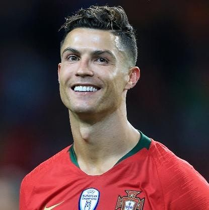 BilbiaOfissial's tweet photo. 🚨 NOVO: Cristiano Ronaldo lançou uma crítica FEROZ ao comentador desportivo Simon Jordan, na sequência das críticas feitas pelo inglês ao astro português.

Piers Morgan revelou que enviou a Ronaldo um excerto do seu aceso debate com Jordan sobre o desentendimento entre o jogador e o selecionador português Jorge Jesus.

Ronaldo respondeu através de uma mensagem de texto:

«Esse louro, diz-lhe para PARAR com o Botox. Parece uma MAÇÃ.»