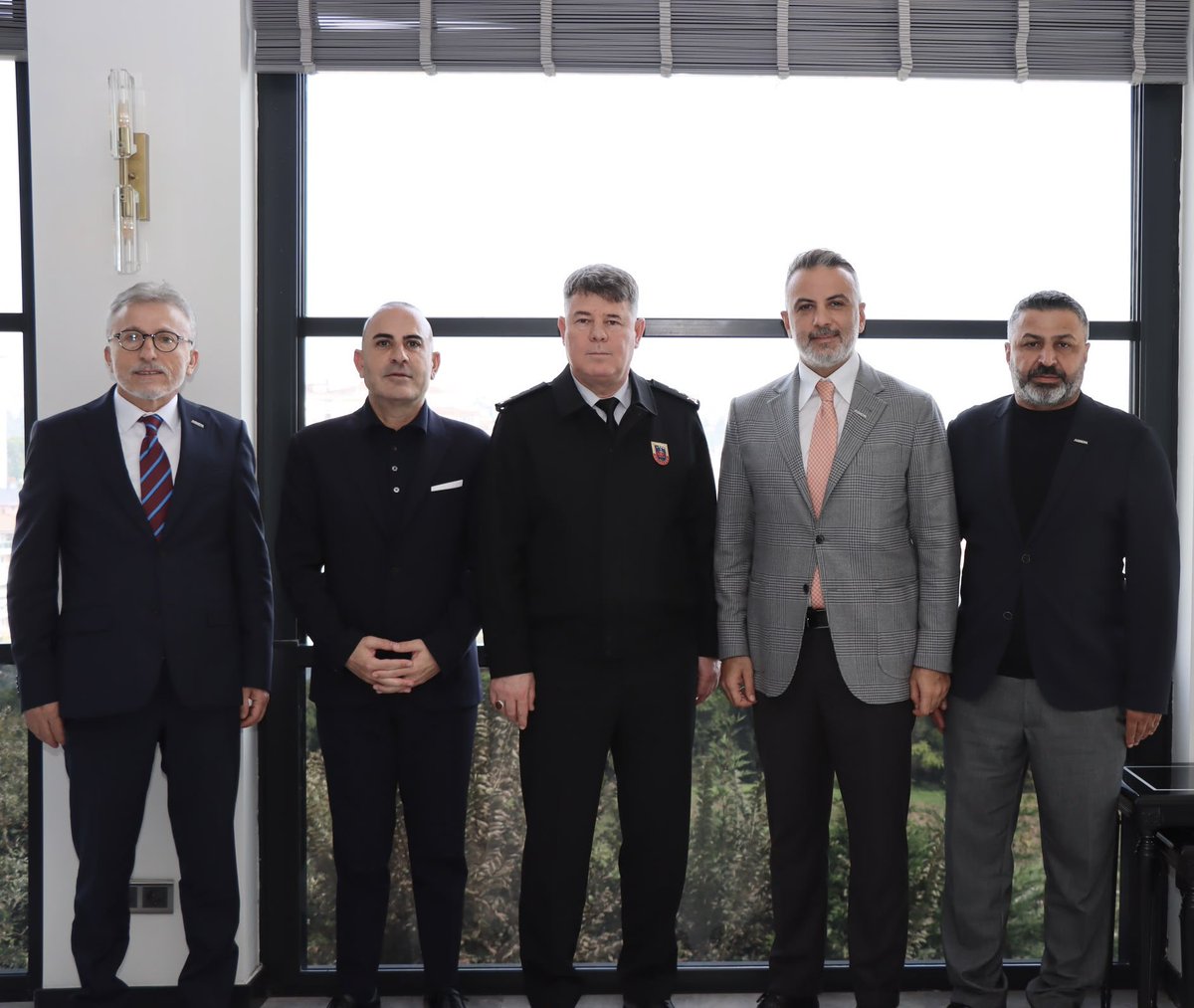 orhanaydin's tweet photo. Cumhurbaşkanlığı Kararnamesi ile İstanbul İl Jandarma Komutanlığı’na atanan kıymetli Paşamız, Sayın Tümgeneral İdris Tataroğlu’na hayırlı olsun ziyaretinde bulunduk.

Sayın Paşamıza yeni görevinde üstün muvaffakiyetler diliyor, şahsında gece gündüz demeden ülkemizin istiklali ve istikbali, milletimizin huzur ve güvenliği için fedakârca vazife icra eden kahraman Mehmetçiğimize şükranlarımı sunuyorum.

Kıymetli Paşamızı şahsım ve ASKON camiamız adına tebrik ediyor, Rabbim kendisinin ve tüm kahraman güvenlik güçlerimizin yar ve yardımcısı olsun, ayaklarına taş değdirmesin diyorum. 🇹🇷