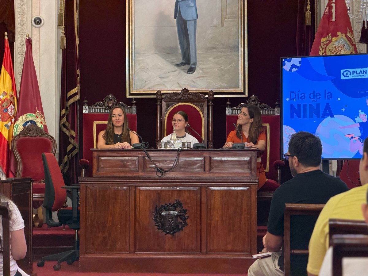 Cadiz_es's tweet photo. 📸Hoy se ha celebrado un pleno infantil en el Ayuntamiento de #Cádiz con motivo de la celebración del Día Internacional de la Niña (que tiene lugar cada 11 de octubre), organizado por la Fundación Cádiz C. F en colaboración con la ONG Plan Internacional 

✅ Las alumnas del colegio La Salle Mirandilla han expuesto públicamente un contrato social innegociable: dieciséis cláusulas que detallan los derechos de las niñas en la sociedad actual y futura