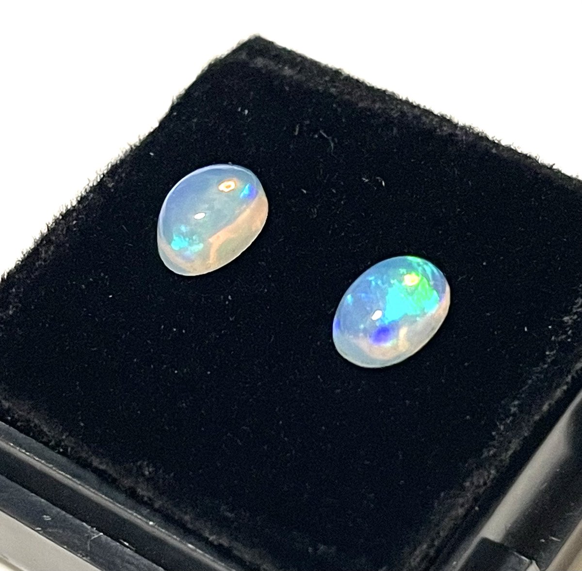 koto_handworks's tweet photo. 今日はエチオピアオパールを出品させて頂きました☺️
綺麗ですよね。
私はギラギラ遊色も好きですが、
青と緑の寒色系だけの遊色も上品な輝きで好きです💕
ピアスなどにも仕立てやすい様ペアにしている物もあります🍀 https://t.co/aDVfN7DNt8