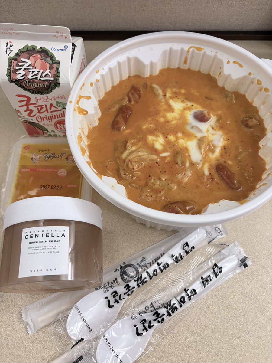ikrikr84880's tweet photo. 1人渡韓だしホテルでゆっくり夕食にしたくて初めてデリバリー頼んでみました🚚
wowpassのデリバリー機能で簡単に注文できて調理中・配送中もアプリで確認できるからすごく便利✨
45〜60分で配達の表示だったから買い物に出てたけど少し早く届いてました！

注文したのは【東大門ヨプトッポキ】のロゼトッポキ🍴サービス料(送料)が5000wかかるけど電車賃&手間を考えたら全然OK！

届いたトッポキが洗面器みたいで比較でセンテラトナーパット置いてます😇箸スプーン2セットだから2人分だね！美味しいから食べるよ！サービスでジュースとゼリーが付いてました✨
※PRでないです！ずっと前からここの食べたくて今回普通に注文しました
写真1  届いたトッポキ
写真2  wowpassの注文後の画面
写真3  届いたときの様子