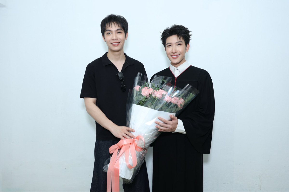 GMMTV's tweet photo. ขอแสดงความยินดีบัณฑิตใหม่ “ข้าวตัง ธนวัฒน์” ที่จบการศึกษาปริญญาตรี คณะวิศวกรรมศาสตร์ สาขาวิชาวิศวกรรมสิ่งแวดล้อม มหาวิทยาลัยเกษตรศาสตร์ 

โดยมีครอบครัว และแก๊งเพื่อนๆ “เฟิร์ส คณพันธ์, เอิร์ท พิรพัฒน์, มิกซ์ สหภาพ, จุง อาเชน ฯลฯ“ รวมถึงเหล่าแฟนคลับมาร่วมแสดงความยินดีอย่างอบอุ่น ณ มหาวิทยาลัยเกษตรศาสตร์ (บางเขน)

#KhaotungHappyGraduation
#khaotungg
#GMMTV