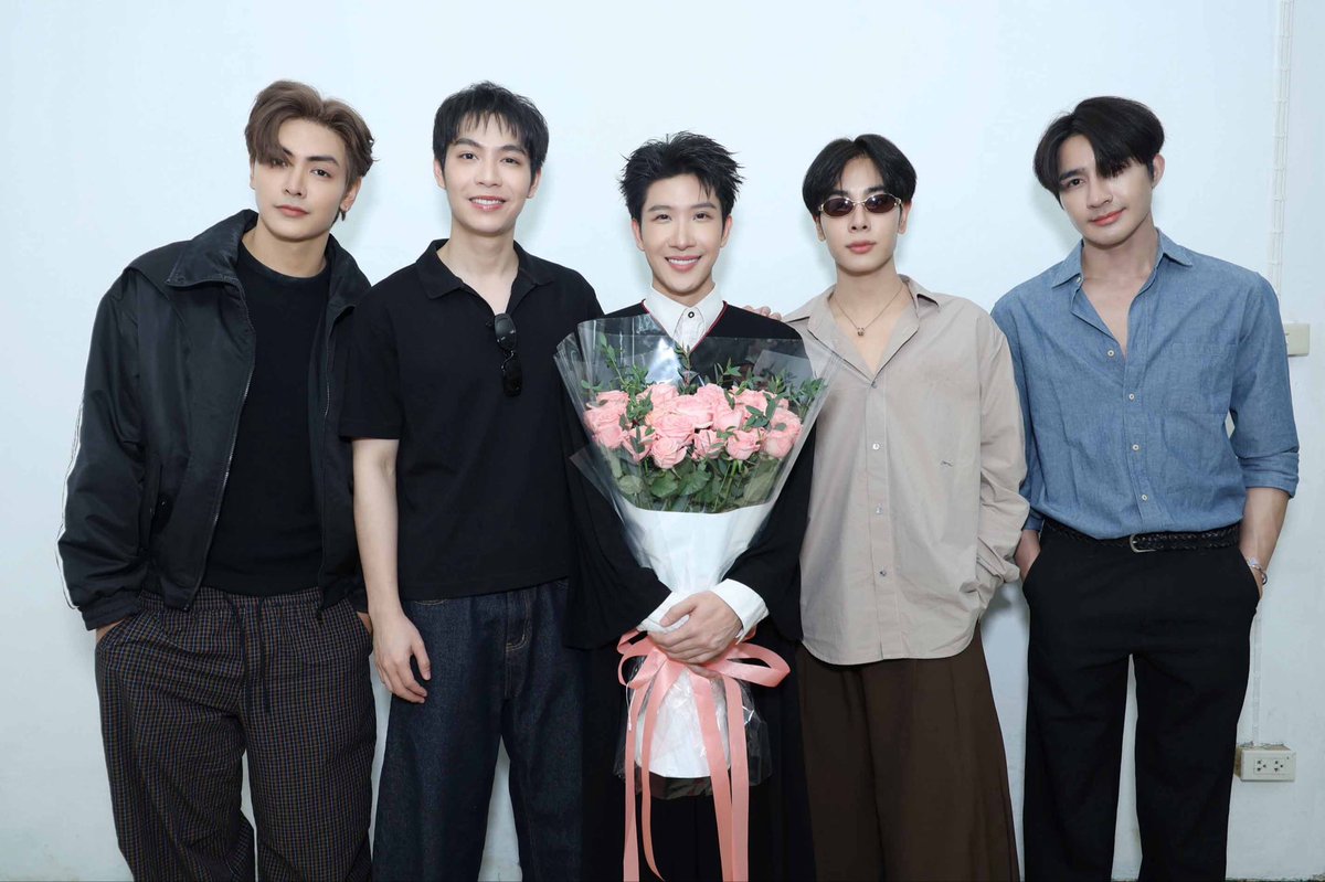 GMMTV's tweet photo. #KhaotungHappyGraduation
#khaotungg
#GMMTV https://t.co/6eNjK7knQB