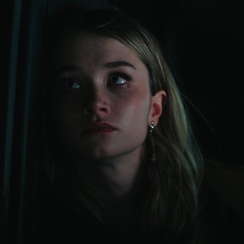 bvmbsight's tweet photo. oh this parallel... flanagan we need to talk #carrie https://t.co/SMCMsSgqsi