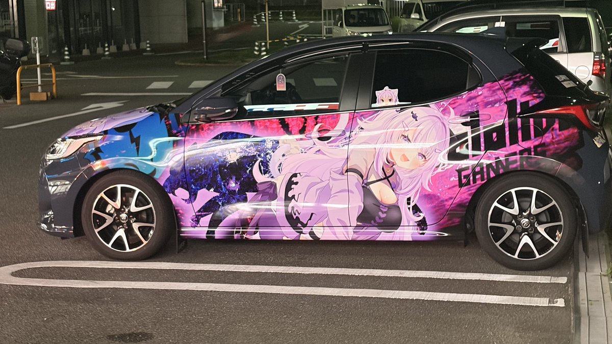 sumeragi_yuzuki's tweet photo. 仕事場で疲れ果ててた時に
ふと駐車場見ると！痛車とまってる!?
外仕事しながら持ち主様に許可頂き
撮影させていただきました✨️
 #痛車   #ホロライブ  #猫又おかゆ 
@yu222_teriyaki さん！
ありがとうございました！ https://t.co/J7ZeAtAbac