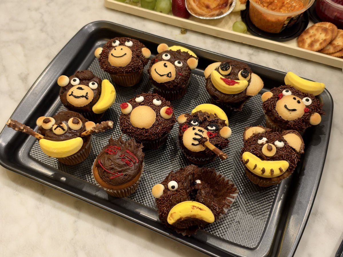 pokiyamon's tweet photo. growing older is not supposed to be scary!! u can literally still do whatever you want 🦧

i made my bday party monkey themed and made my friends decorate monkey cupcakes with me !! i love monyet https://t.co/qxqd3b5jjX