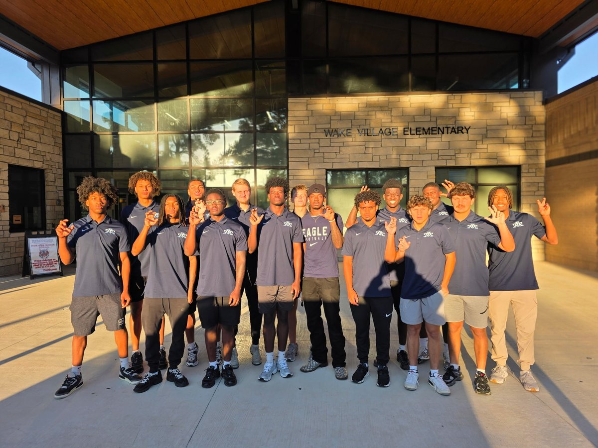 TAMUT_football's tweet photo. Wednesday’s are for serving our TXK community!!
#UnityInCommunity
#RISEUP | #SoarEagles https://t.co/loD79R6ePG