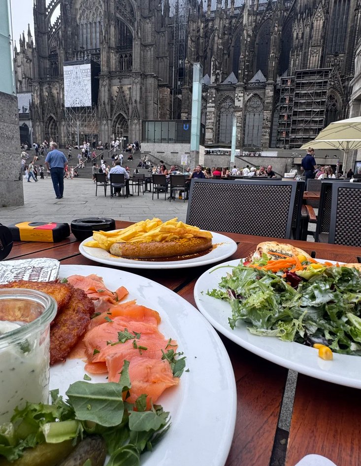 Agnetti80's tweet photo. I wonder if anyone understands me — I like having a beautiful meal under various churches, on sunny streets, or under high-rise buildings, drinking coffee, or just sitting on the stairs with a bit of wine in the evening. It really makes me so happy. https://t.co/wAY70EcLJi