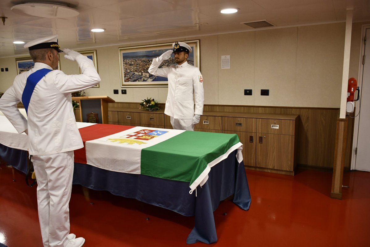 ItalianNavy's tweet photo. C’è un istante, nella vita di ogni marinaio, in cui la scelta di indossare un’uniforme diventa un impegno solenne: il giuramento.

Di fronte alla bandiera e al proprio comandante, le donne e gli uomini di #NaveTrieste hanno giurato fedeltà alla Costituzione, sancendo quel legame profondo e indissolubile con la patria.

Da oggi entrano ufficialmente a far parte de #IlGrandeEquipaggio della Marina Militare.

A loro va l’augurio: continuate a servire il Paese con la stessa dedizione, determinazione, ma soprattutto onore, che vi hanno condotti fin qui.