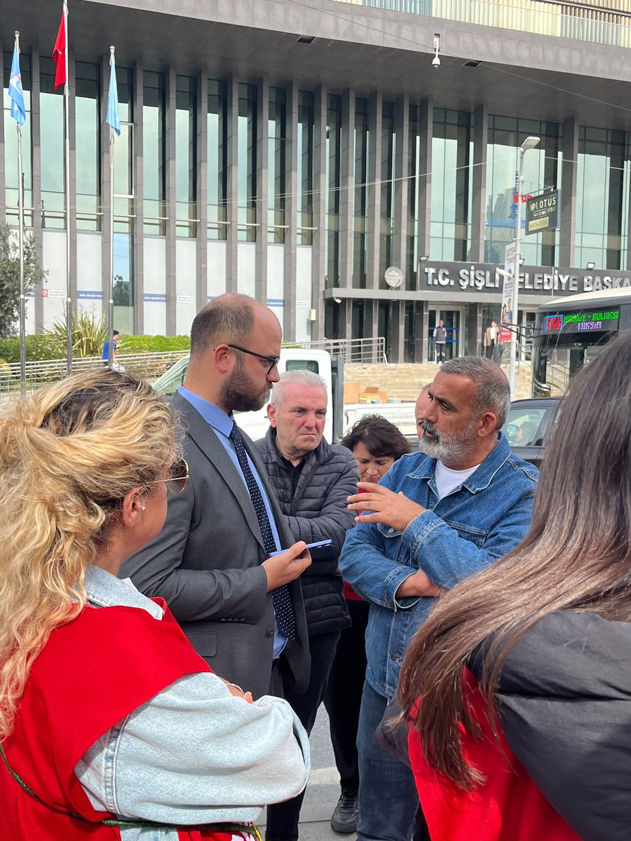 yenipartisislii's tweet photo. Kayyum darbesiyle işgal edilen Şişli Belediyemizin önünde haksız ve hukuksuz gerekçelerle işten çıkarılan emekçi arkadaşlarımızın yanındaydık.

Şişli Belediyesi’nin emekçileri sizin siyasi hesaplarınızın bedelini ödemeyecek. Belediyeyi yönetemediğiniz her yerde faturayı emekçiye kesemezsiniz.

Konunun takipçisi olacak, emekçi arkadaşlarımızın hakkını sonuna kadar savunacağız.