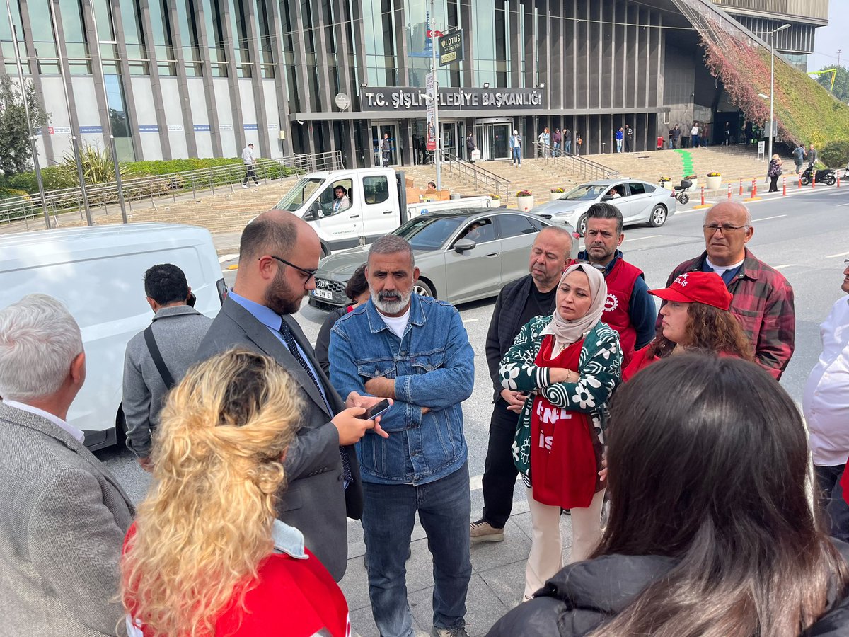 yenipartisislii's tweet photo. Kayyum darbesiyle işgal edilen Şişli Belediyemizin önünde haksız ve hukuksuz gerekçelerle işten çıkarılan emekçi arkadaşlarımızın yanındaydık.

Şişli Belediyesi’nin emekçileri sizin siyasi hesaplarınızın bedelini ödemeyecek. Belediyeyi yönetemediğiniz her yerde faturayı emekçiye kesemezsiniz.

Konunun takipçisi olacak, emekçi arkadaşlarımızın hakkını sonuna kadar savunacağız.