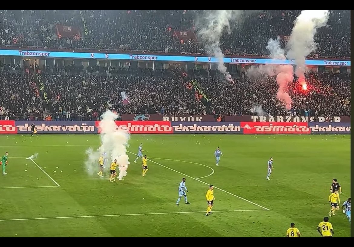 Batu190777's tweet photo. 🚨 HALİL UMUT MELER YİNE SAHNEDE!

Fenerbahçe’yi her fırsatta doğrayan Halil Umut Meler Galatasaray maçına atanmış!

Galatasaray, Halil Umut Meler’in yönettiği maçlarda 2,60 puan ortalamasıyla oynuyor.

Tesadüf mü?
Düzen yine aynı düzen!

Yazıklar olsun! https://t.co/lmAHkIohhX