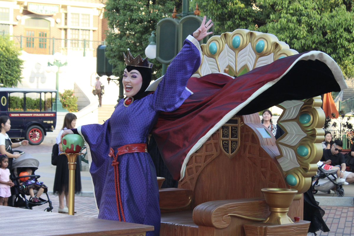 CharactersPBlog's tweet photo. Classic Disney Villains in Hong Kong Disneyland: including the Queen of Hearts, Hades, The Queen and Captain Hook. 🍂🎃
#DisneyParks
#DisneyHalloween
#HKDL https://t.co/MtXdNWAhOH
